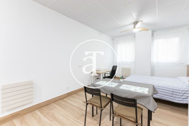Studio 1 chambre, 1 salle de bain à louer pour courte durée à Latina 5