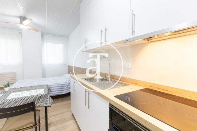Studio 1 chambre, 1 salle de bain à louer pour courte durée à Latina 6