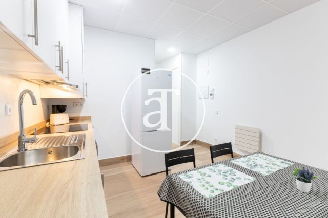 Studio 1 chambre, 1 salle de bain à louer pour courte durée à Latina 4