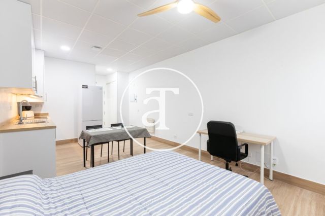 Studio 1 chambre, 1 salle de bain à louer pour courte durée à Latina 8