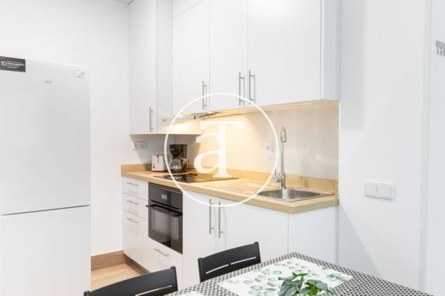 Studio 1 chambre, 1 salle de bain à louer pour courte durée à Latina 4