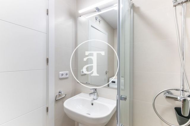 Studio 1 chambre, 1 salle de bain à louer pour courte durée à Latina 18