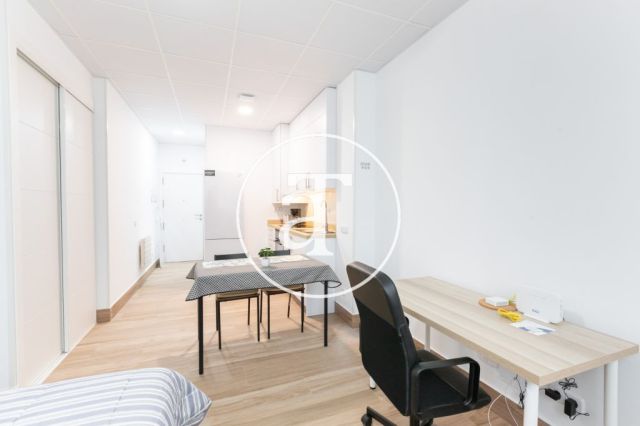 Studio 1 chambre, 1 salle de bain à louer pour courte durée à Latina 6