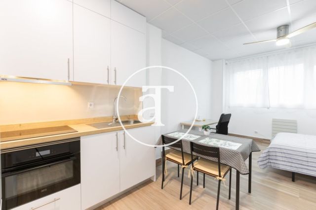 Studio 1 chambre, 1 salle de bain à louer pour courte durée à Latina 5