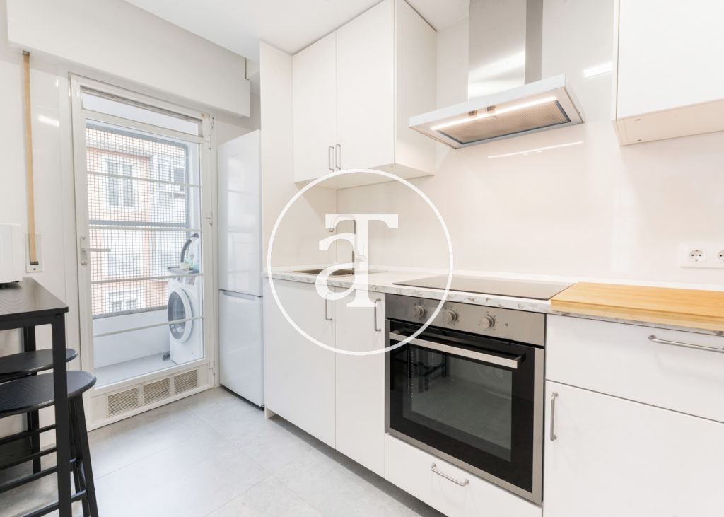 Monthly rental apartment with 2 bedrooms, 1 bathroom, and optional parking in Tetuán 15