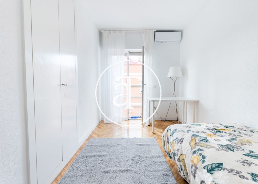Monthly rental apartment with 2 bedrooms, 1 bathroom, and optional parking in Tetuán 30