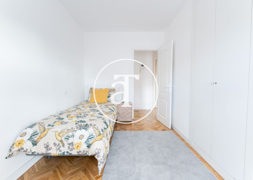 Monthly rental apartment with 2 bedrooms, 1 bathroom, and optional parking in Tetuán 28