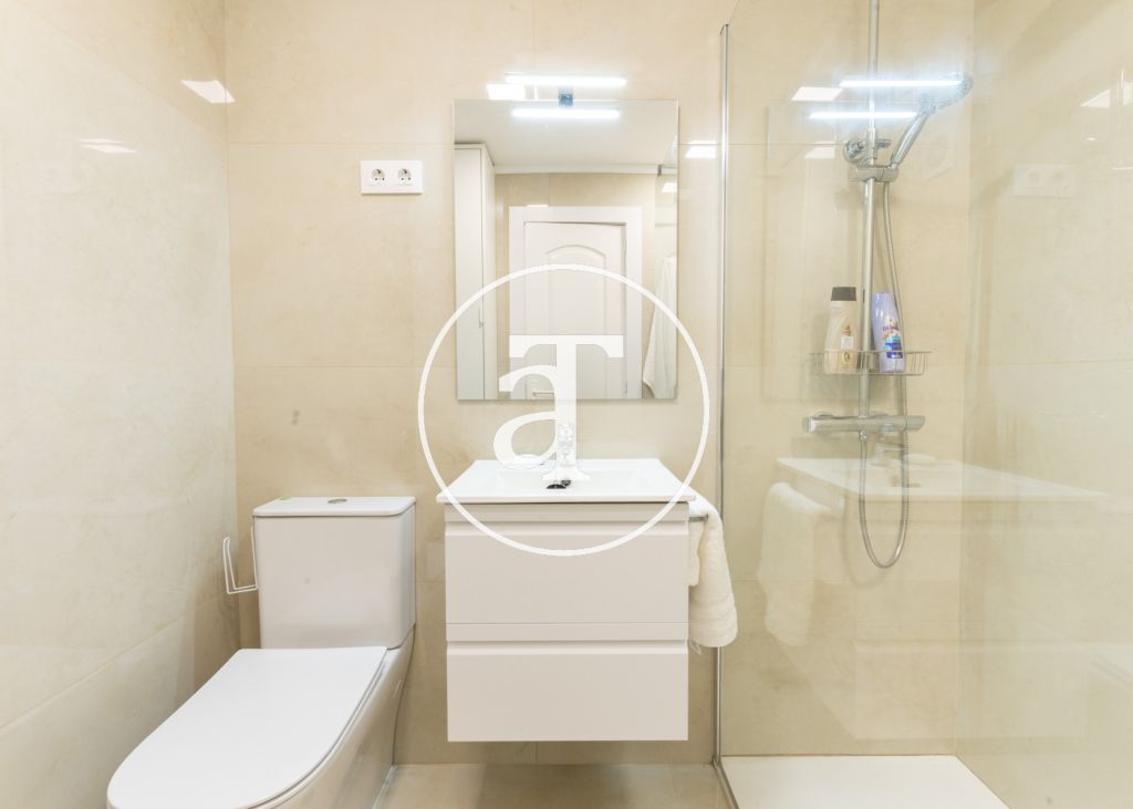 Monthly rental apartment with 2 bedrooms, 1 bathroom, and optional parking in Tetuán 24