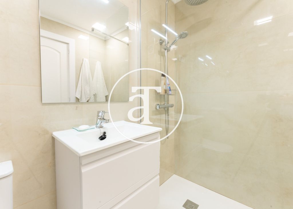 Monthly rental apartment with 2 bedrooms, 1 bathroom, and optional parking in Tetuán 27