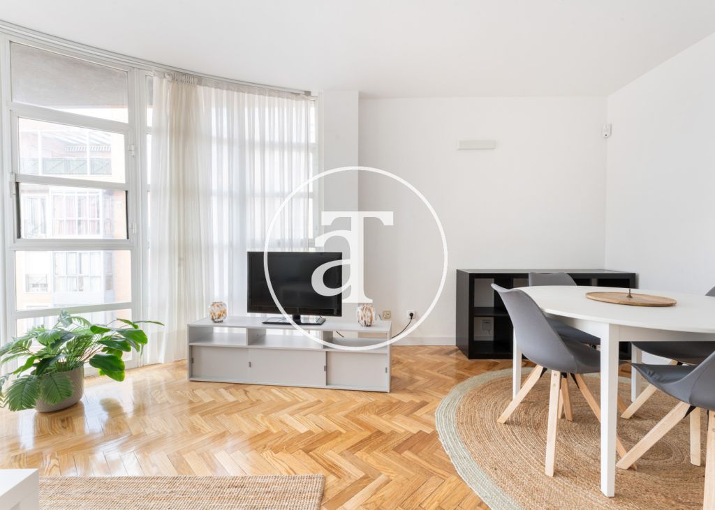 Monthly rental apartment with 2 bedrooms, 1 bathroom, and optional parking in Tetuán 6