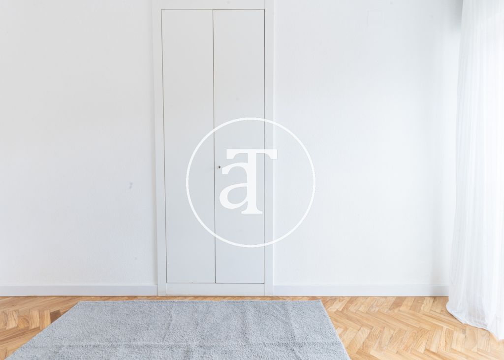 Monthly rental apartment with 2 bedrooms, 1 bathroom, and optional parking in Tetuán 31