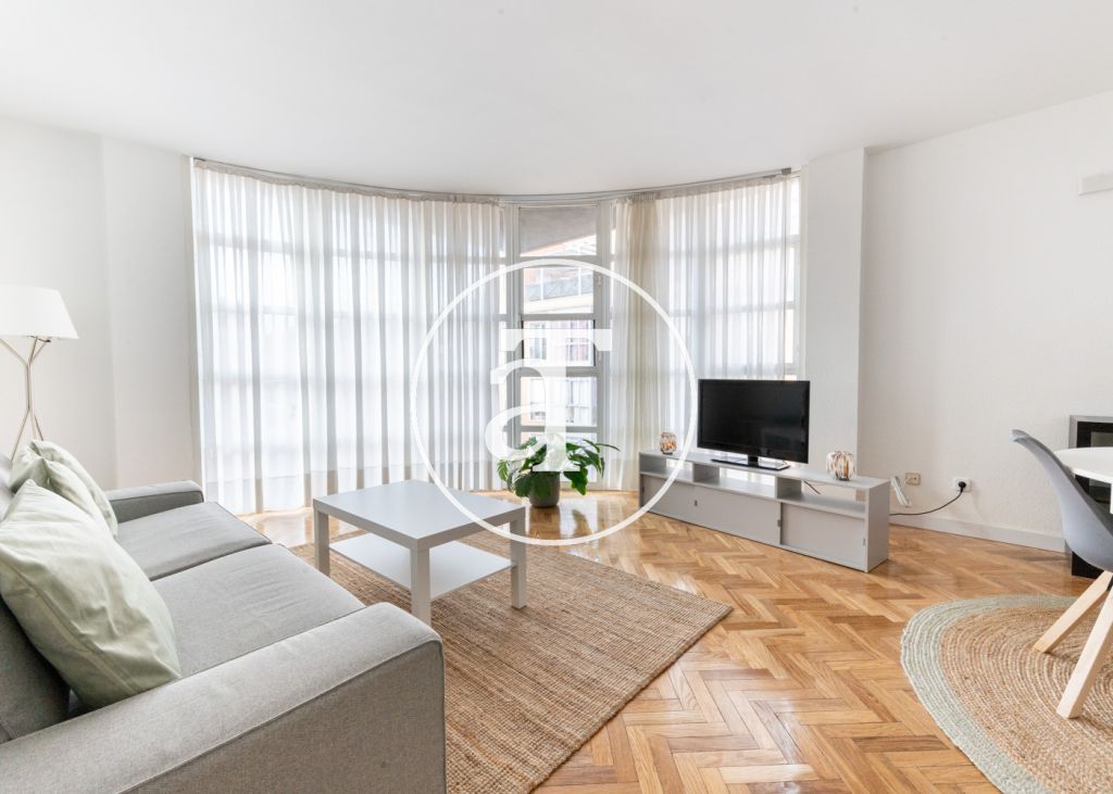 Monthly rental apartment with 2 bedrooms, 1 bathroom, and optional parking in Tetuán