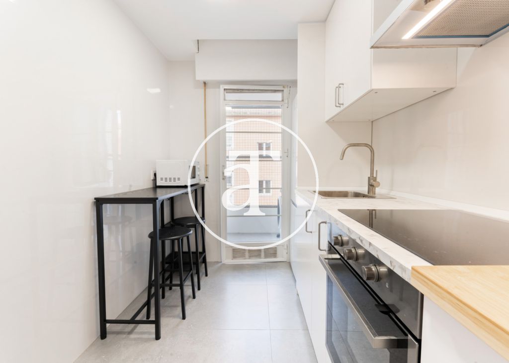 Monthly rental apartment with 2 bedrooms, 1 bathroom, and optional parking in Tetuán 12