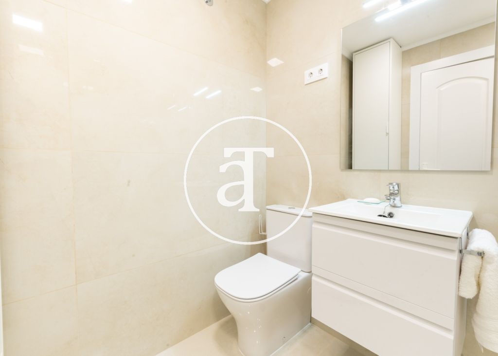 Monthly rental apartment with 2 bedrooms, 1 bathroom, and optional parking in Tetuán 25