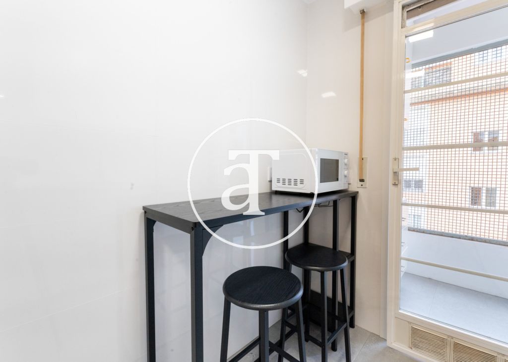Monthly rental apartment with 2 bedrooms, 1 bathroom, and optional parking in Tetuán 13