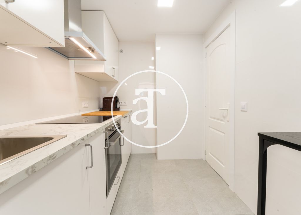 Monthly rental apartment with 2 bedrooms, 1 bathroom, and optional parking in Tetuán 11