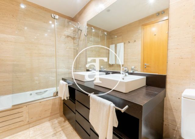 Monthly rental apartment with 3 bedrooms, 2 bathrooms, pool and parking in Hortaleza 28