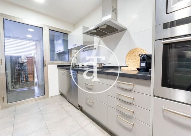 Monthly rental apartment with 3 bedrooms, 2 bathrooms, pool and parking in Hortaleza 17