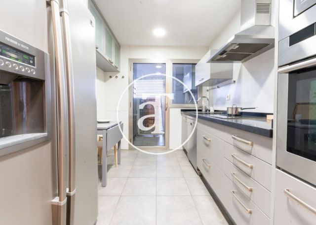 Monthly rental apartment with 3 bedrooms, 2 bathrooms, pool and parking in Hortaleza 19