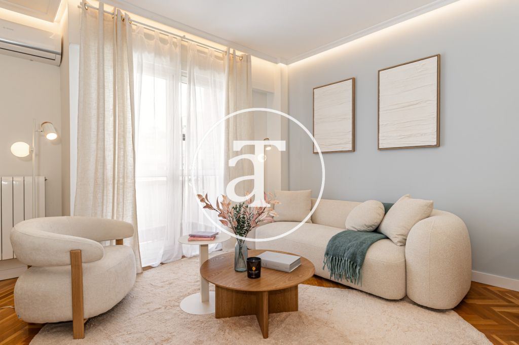 Duplex à louer temporairement à Aravaca, comprenant 2 chambres, un balcon, 2 salles de bains, des toilettes et un parking.