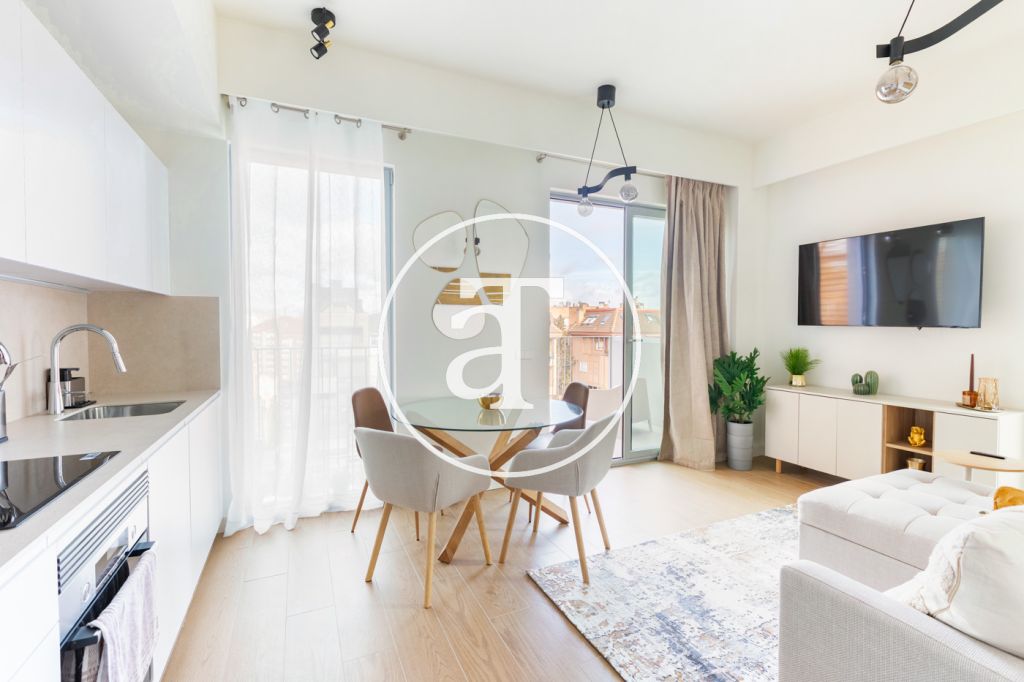 Appartement en location temporaire avec 2 chambres, terrasse, parking et piscine à Ciudad Lineal