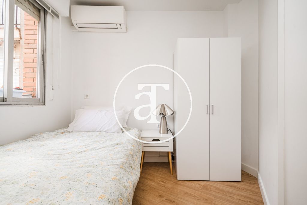 Piso de alquiler temporal de 2 habitaciones y 1 baño con balcón en Opañel 23