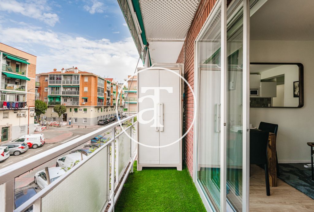 Piso de alquiler temporal de 2 habitaciones y 1 baño con balcón en Opañel 3