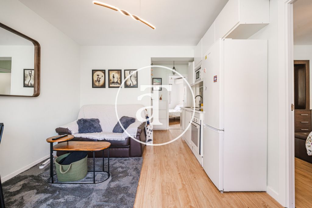 Piso de alquiler temporal de 2 habitaciones y 1 baño con balcón en Opañel 15
