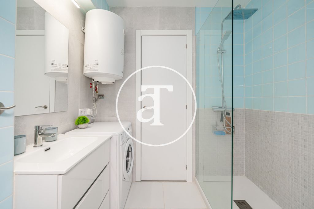 Piso de alquiler temporal de 2 habitaciones y 1 baño con balcón en Opañel 28