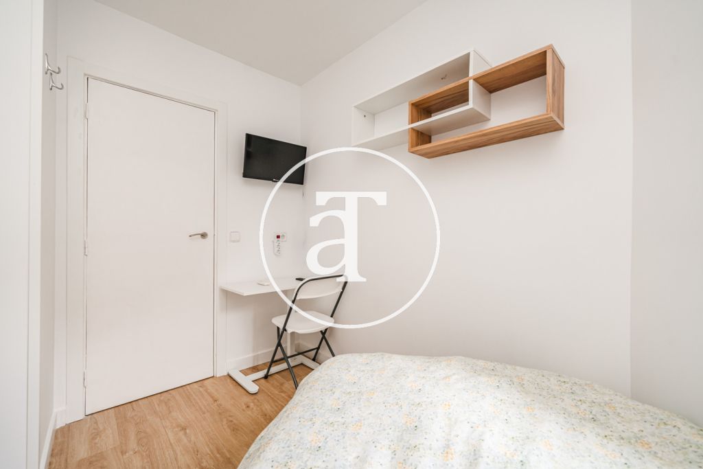 Piso de alquiler temporal de 2 habitaciones y 1 baño con balcón en Opañel 24