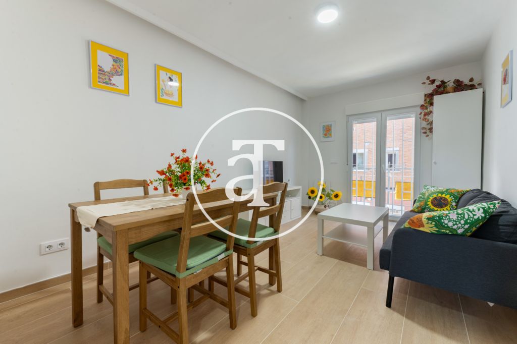 Monthly rental apartment with 3 bedrooms and 1 bathroom with 2 balconies in Puerta del Ángel - Latina