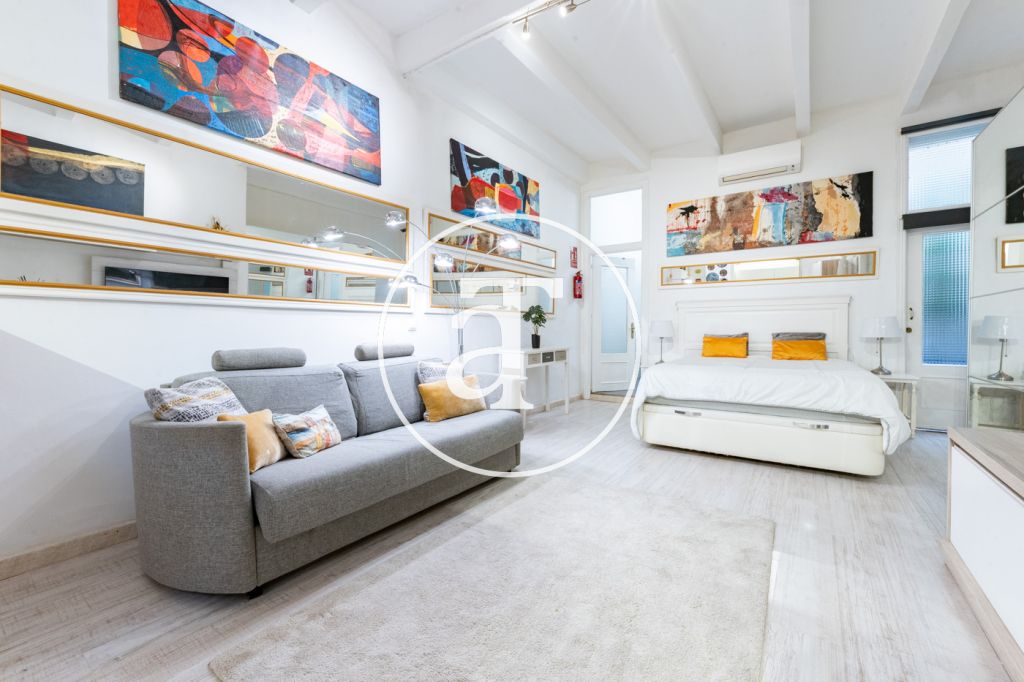 Studio à louer pour de courtes durées avec patio privé à proximité du Palais Royal