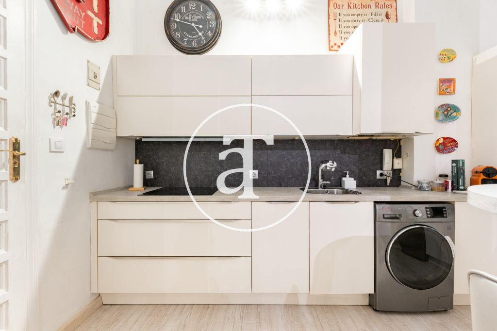 Studio à louer pour de courtes durées avec patio privé à proximité du Palais Royal 4