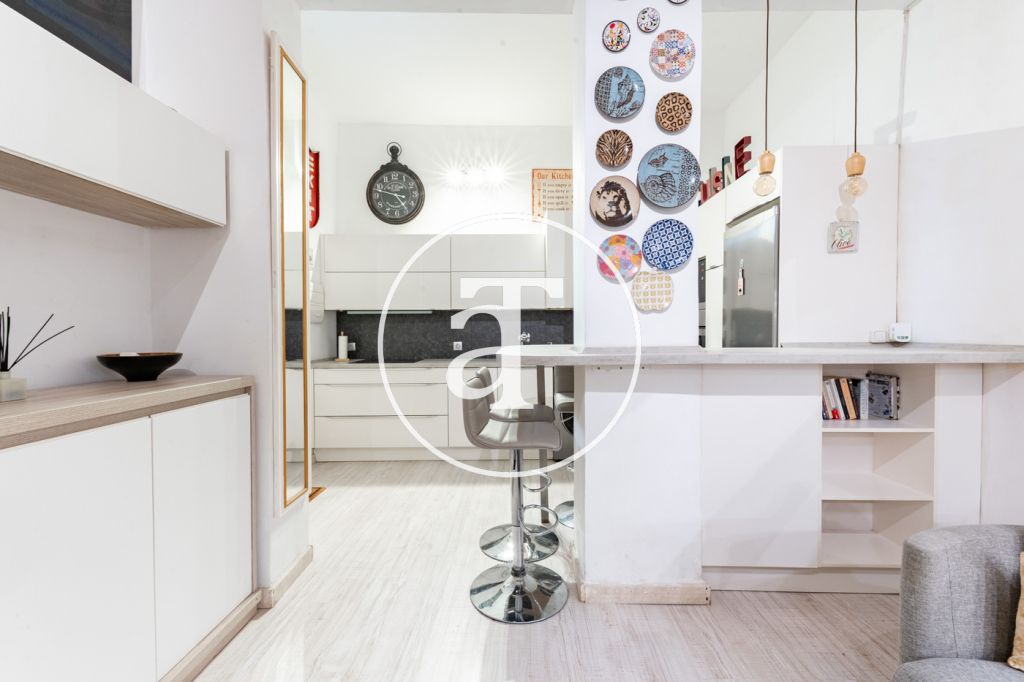 Studio à louer pour de courtes durées avec patio privé à proximité du Palais Royal 9
