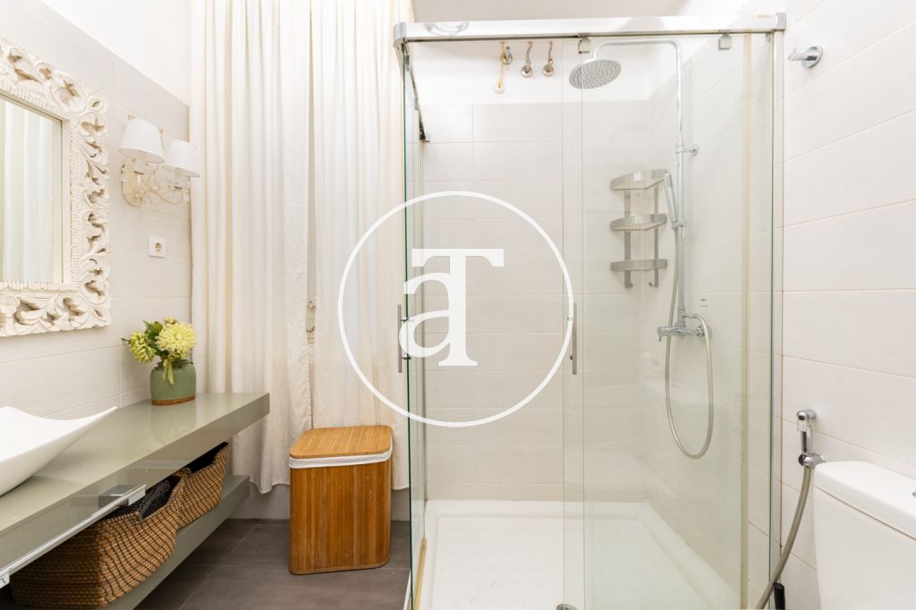Studio à louer pour de courtes durées avec patio privé à proximité du Palais Royal 22