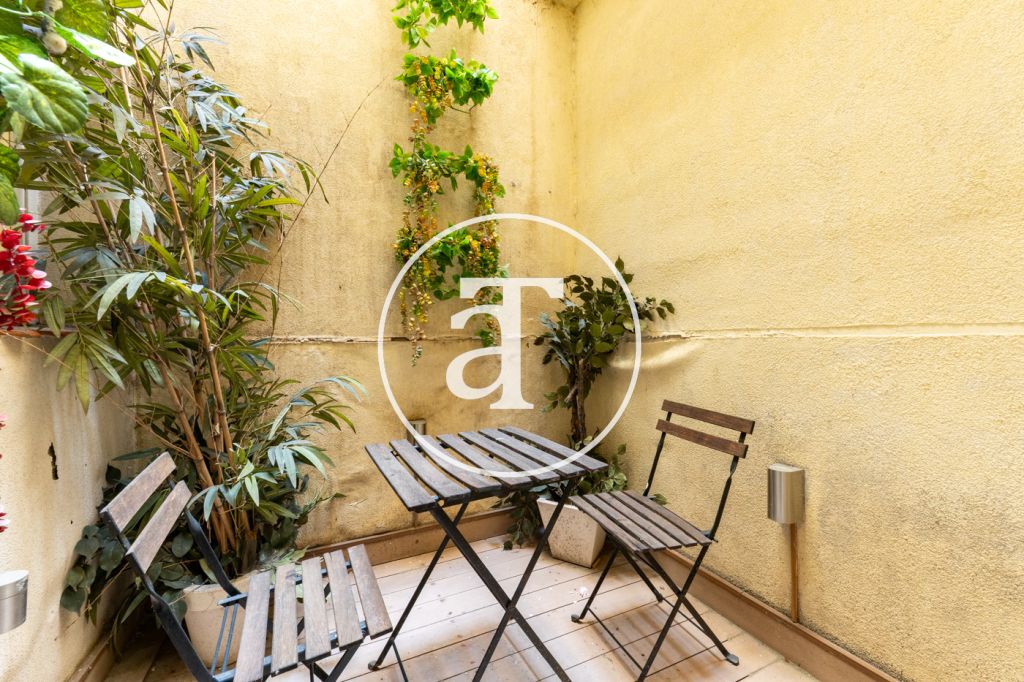 Studio à louer pour de courtes durées avec patio privé à proximité du Palais Royal 19