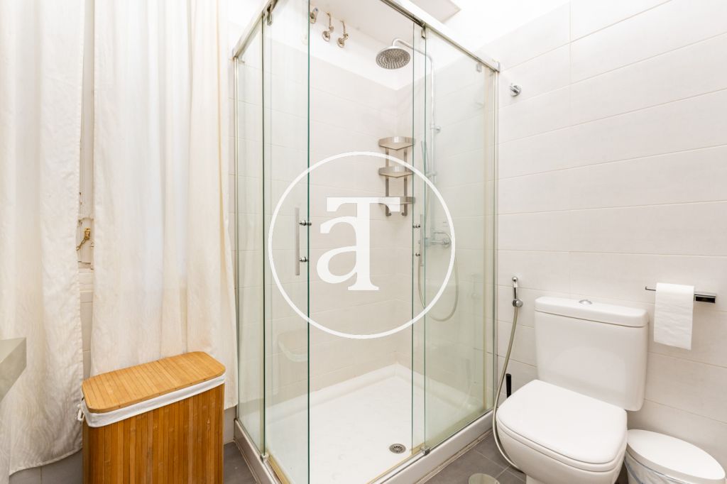 Studio à louer pour de courtes durées avec patio privé à proximité du Palais Royal 24