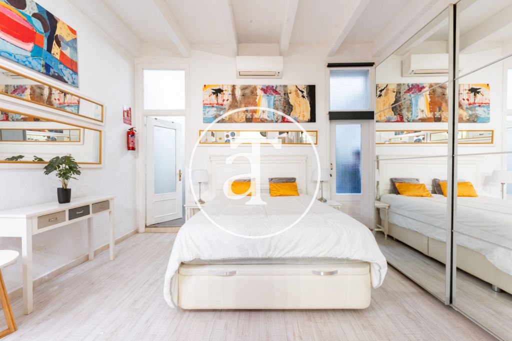 Studio à louer pour de courtes durées avec patio privé à proximité du Palais Royal 15