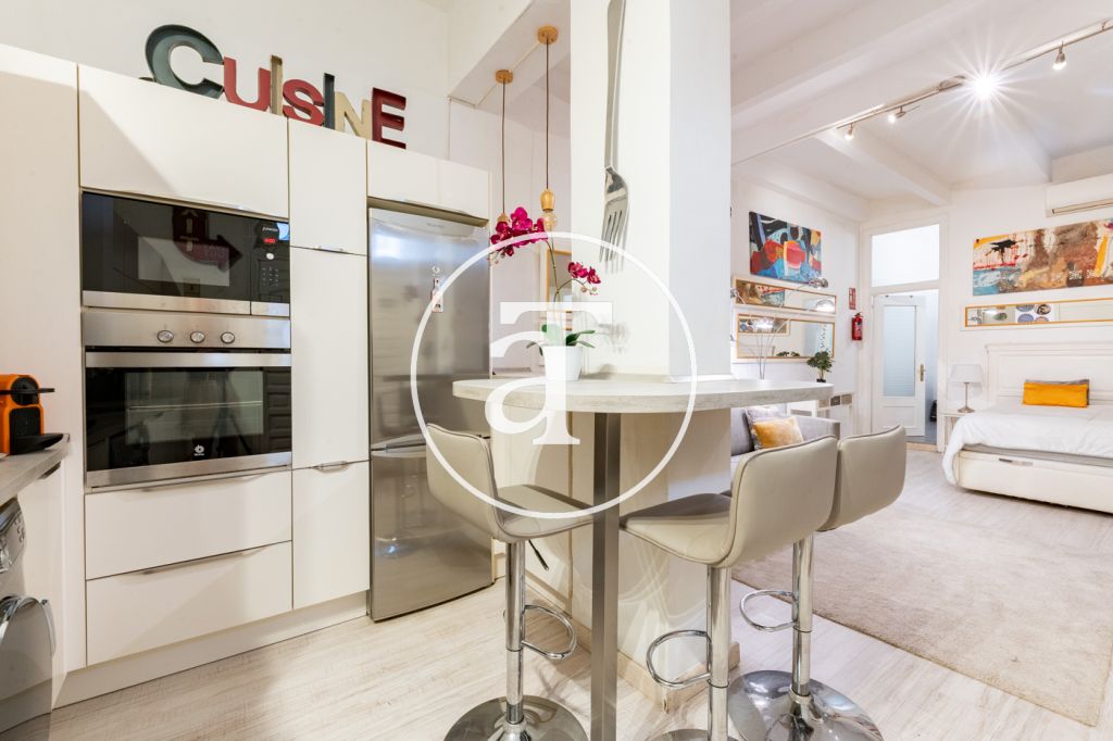 Studio à louer pour de courtes durées avec patio privé à proximité du Palais Royal 2