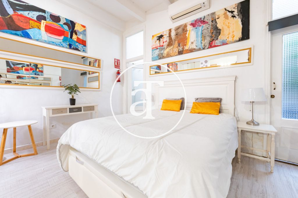 Studio à louer pour de courtes durées avec patio privé à proximité du Palais Royal 17