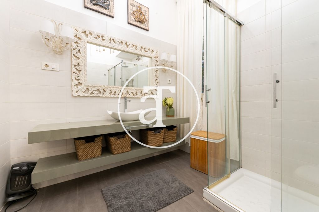 Studio à louer pour de courtes durées avec patio privé à proximité du Palais Royal 21