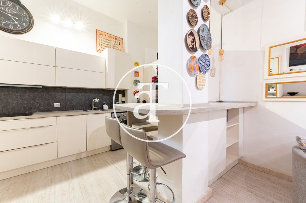 Studio à louer pour de courtes durées avec patio privé à proximité du Palais Royal 8