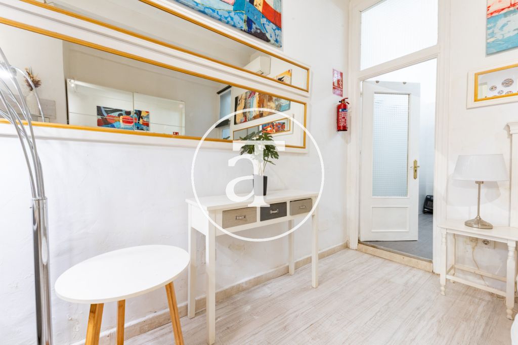 Studio à louer pour de courtes durées avec patio privé à proximité du Palais Royal 12