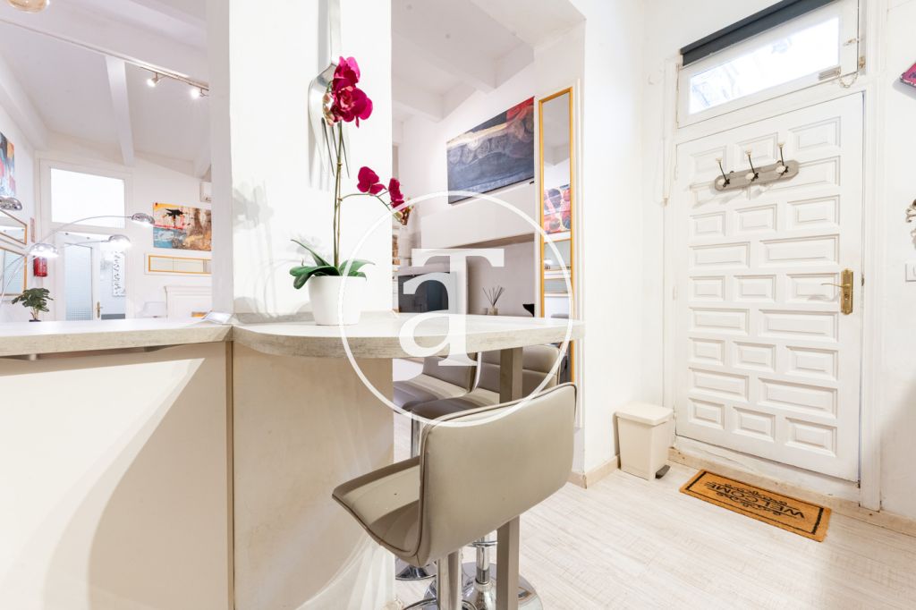 Studio à louer pour de courtes durées avec patio privé à proximité du Palais Royal 7