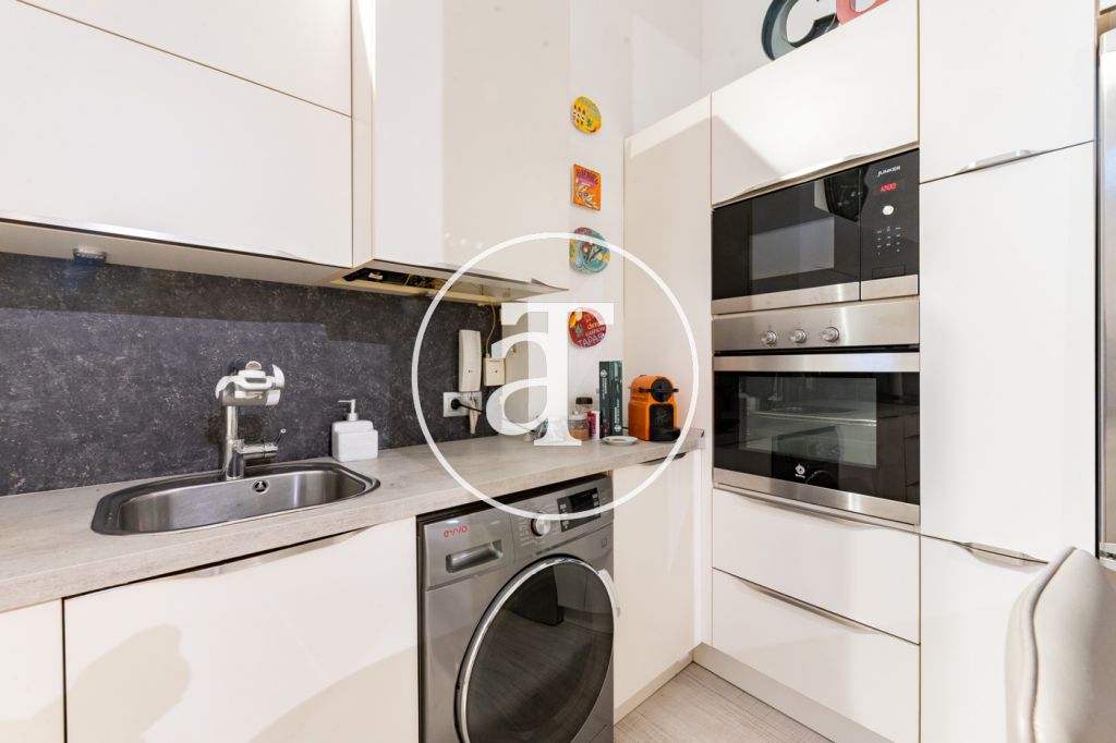 Studio à louer pour de courtes durées avec patio privé à proximité du Palais Royal 5