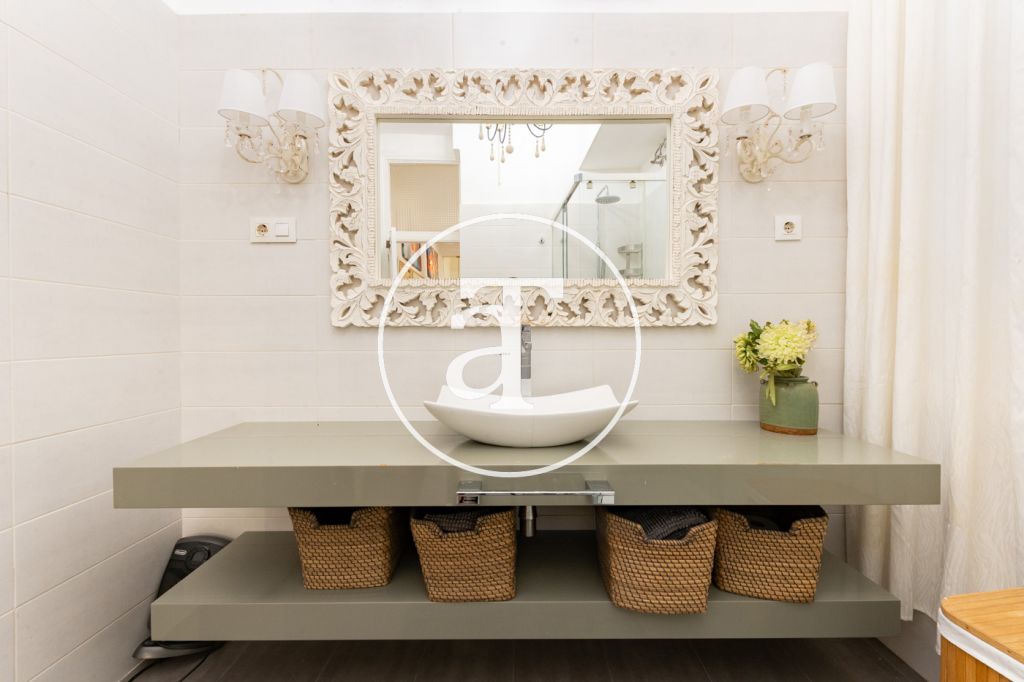 Studio à louer pour de courtes durées avec patio privé à proximité du Palais Royal 23