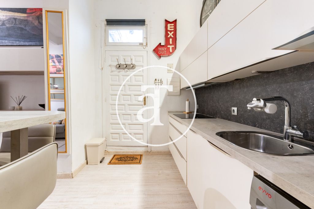 Studio à louer pour de courtes durées avec patio privé à proximité du Palais Royal 6