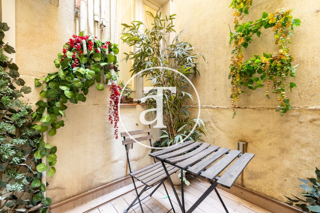 Studio à louer pour de courtes durées avec patio privé à proximité du Palais Royal 18