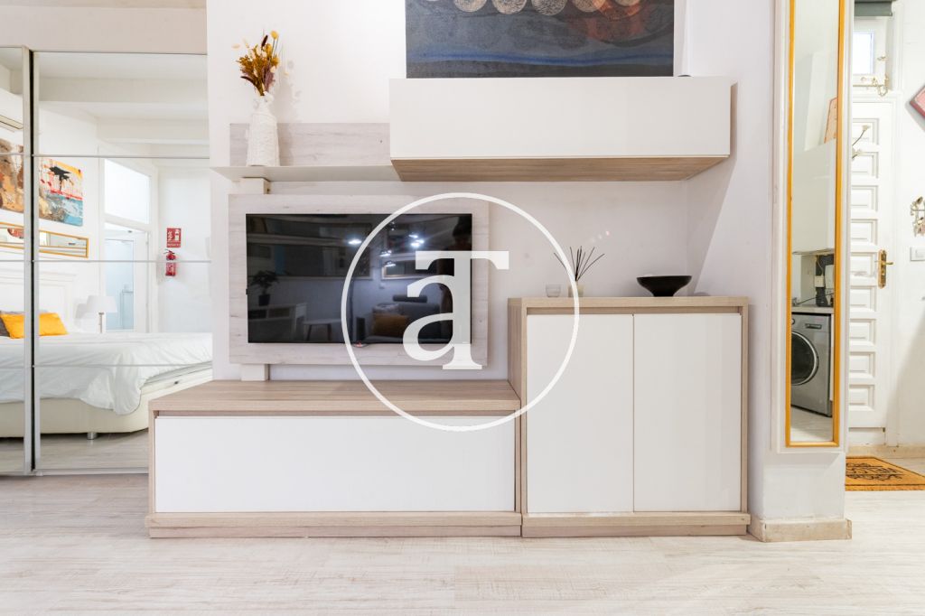 Studio à louer pour de courtes durées avec patio privé à proximité du Palais Royal 14