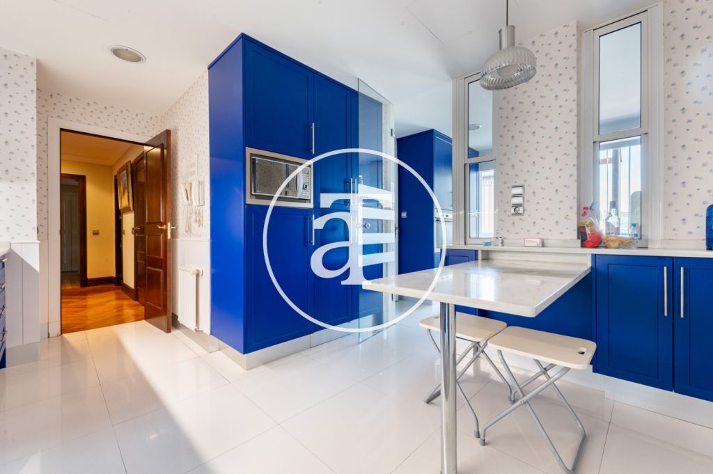 Apartment for rent with 5 bedrooms, 4 bathrooms, toilet and parking in El Viso, Chamartín 15